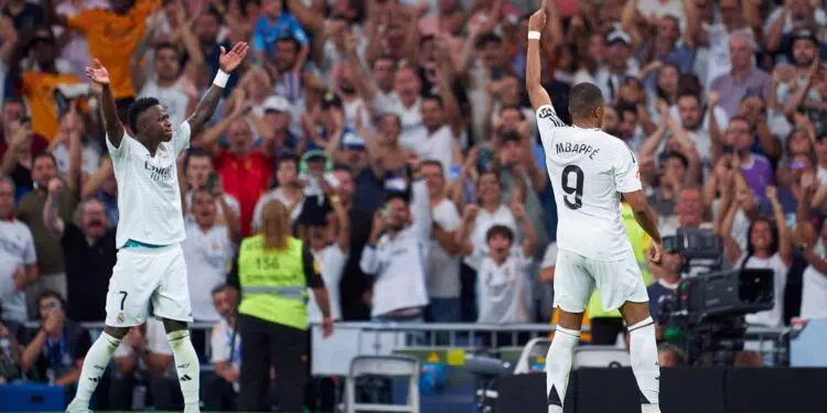 Vini Jr cede pênalti a Mbappé em vitória do Real Madrid
