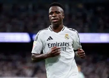 Vini Jr vestindo a camisa branca do Real Madrid, em jogo de LALIGA