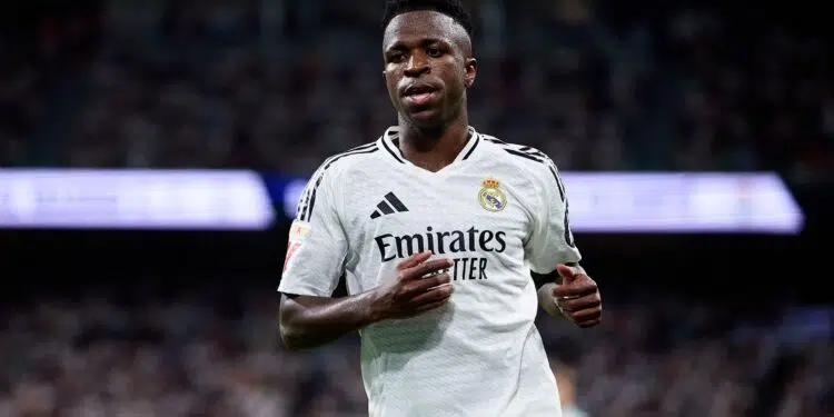 Vini Jr vestindo a camisa branca do Real Madrid, em jogo de LALIGA