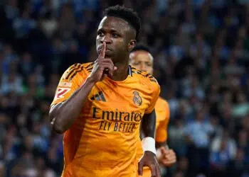 Viinicius Jr pedindo silêncio, em protesto, após gol marcado contra a Real Sociedad