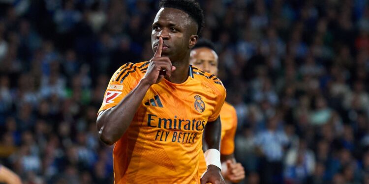 Viinicius Jr pedindo silêncio, em protesto, após gol marcado contra a Real Sociedad