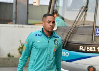 Vitor Roque comenta saída do Barcelona