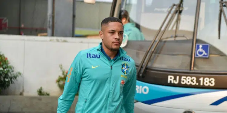 Vitor Roque comenta saída do Barcelona