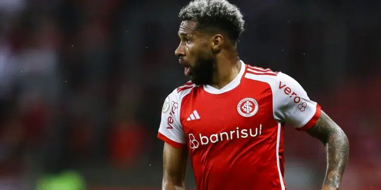 Wesley, atacante do Internacional, evita jogar a toalha em relação à disputa pelo Brasileirão
