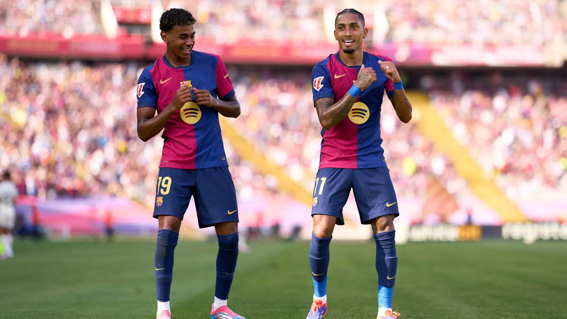 Lamine Yamal comemorando gol com o brasileiro Raphinha (Crédito: Getty Images)