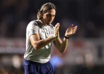 Zubeldía pede virada de página após eliminação na Libertadores