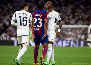 Vini Jr., do Real Madrid, e Jules Koundé, do Barcelona, se confrontam e discutem durante El Clásico da temporada passada