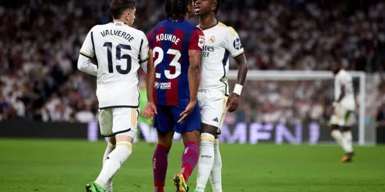 Vini Jr., do Real Madrid, e Jules Koundé, do Barcelona, se confrontam e discutem durante El Clásico da temporada passada