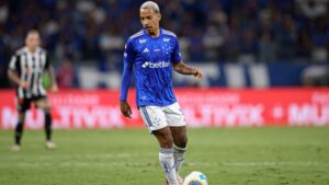 Matheus Pereira, atacante do Cruzeiro, domina a bola durante partida contra o Atlético-MG, válida pelo Campeonato Brasileiro