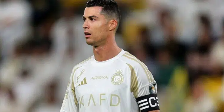 Cristiano Ronaldo, do Al-Nassr, durante partida contra o Al Taawoun
