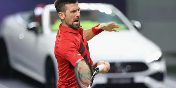Novak Djokovic prepara um ataque durante a partida contra Taylor Fritz, válida pelo Masters de Xangai