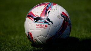 Foto mostra a bola utilizada em jogos da segunda divisão espanhola