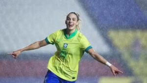 Gio Queiroz, atacante da Seleção Brasileira, comemora o gol feito em amistoso contra a Colômbia