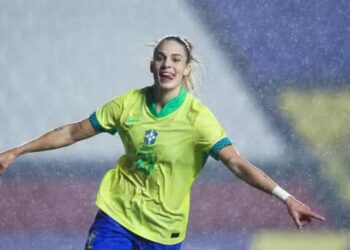 Gio Queiroz, atacante da Seleção Brasileira, comemora o gol feito em amistoso contra a Colômbia