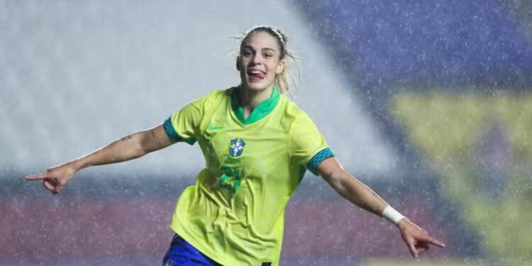 Gio Queiroz, atacante da Seleção Brasileira, comemora o gol feito em amistoso contra a Colômbia