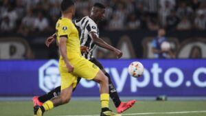 Luiz Henrique chuta a bola e faz o quarto gol do Botafogo contra o Peñarol, em partida válida pela Libertadores