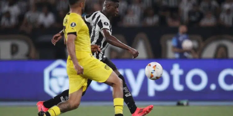Luiz Henrique chuta a bola e faz o quarto gol do Botafogo contra o Peñarol, em partida válida pela Libertadores