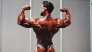 Ramón Dino, fisiculturista brasileiro, treina sua posição de costas antes de subir no palco do Mr. Olympia