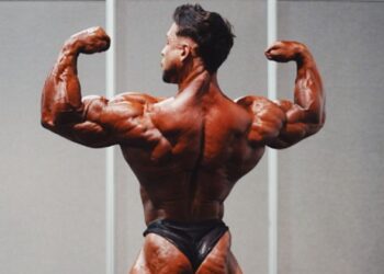 Ramón Dino, fisiculturista brasileiro, treina sua posição de costas antes de subir no palco do Mr. Olympia