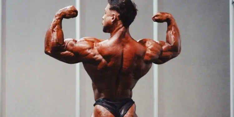Ramón Dino, fisiculturista brasileiro, treina sua posição de costas antes de subir no palco do Mr. Olympia