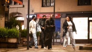 Kylian Mbappé, do Real Madrid, é flagrado nas ruas da Suécia utilizando uma máscara