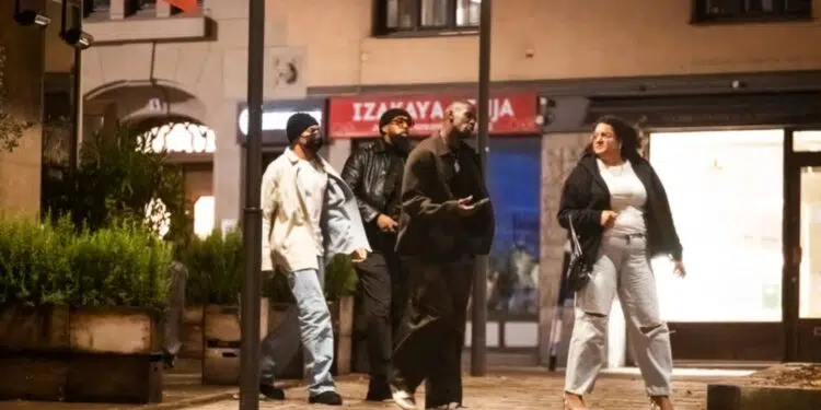 Kylian Mbappé, do Real Madrid, é flagrado nas ruas da Suécia utilizando uma máscara