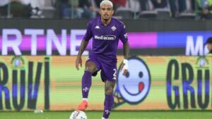 Dodô, lateral-direito da Fiorentina, durante partida contra a Roma