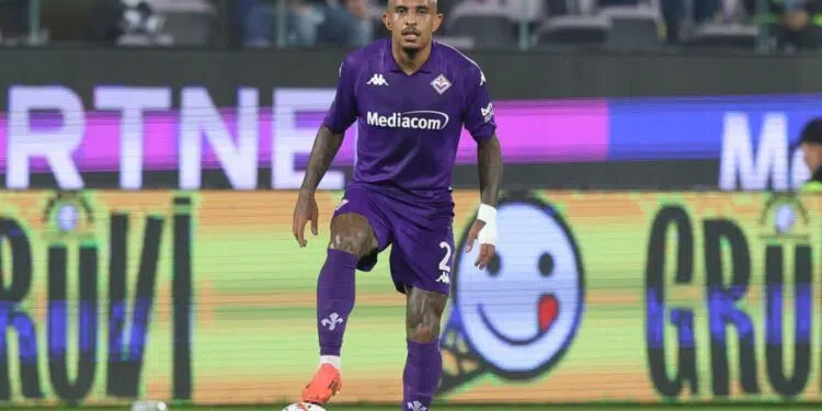 Dodô, lateral-direito da Fiorentina, durante partida contra a Roma