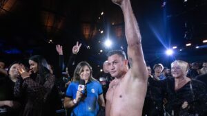 Acelino 'Popó' Freitas levanta as mãos e comemora vitória contra El Chino, durante o Fight Music Show 5