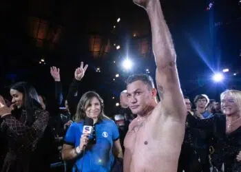 Acelino 'Popó' Freitas levanta as mãos e comemora vitória contra El Chino, durante o Fight Music Show 5