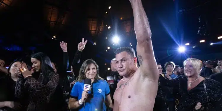 Acelino 'Popó' Freitas levanta as mãos e comemora vitória contra El Chino, durante o Fight Music Show 5