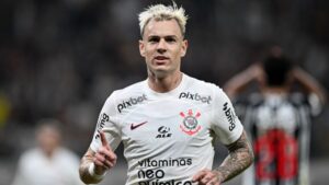 Róger Guedes, ex-atacante do Corinthians, comemora o gol marcado durante partida contra o Atlético-MG