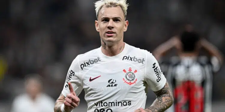 Róger Guedes, ex-atacante do Corinthians, comemora o gol marcado durante partida contra o Atlético-MG