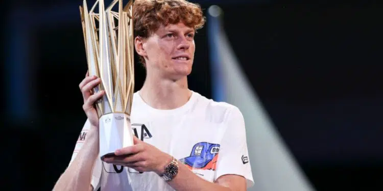 Tenista Jnnik Sinner levanta a taça do Masters de Xangai, após derrotar Novak Djokovic na final