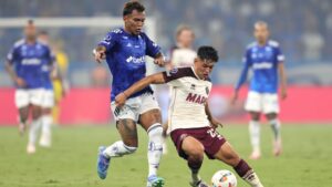 Gabriel Veron, do Cruzeiro, e Julio Soler, do Lanús, disputam a posse de bola durante partida válida pela semifinal da Sul-Americana, no Mineirão