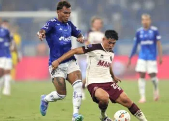 Gabriel Veron, do Cruzeiro, e Julio Soler, do Lanús, disputam a posse de bola durante partida válida pela semifinal da Sul-Americana, no Mineirão