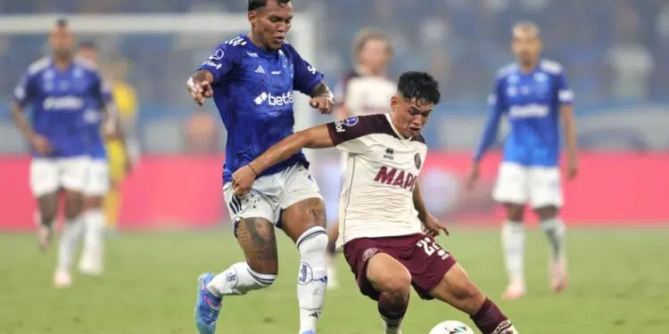 Gabriel Veron, do Cruzeiro, e Julio Soler, do Lanús, disputam a posse de bola durante partida válida pela semifinal da Sul-Americana, no Mineirão