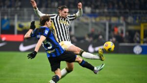 Nicollò Barella, da Inter de Milão, e Adrien Rabiot, da Juventus, disputam a posse de bola em partida válida pela Serie A 2023/24