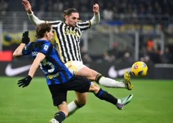 Nicollò Barella, da Inter de Milão, e Adrien Rabiot, da Juventus, disputam a posse de bola em partida válida pela Serie A 2023/24
