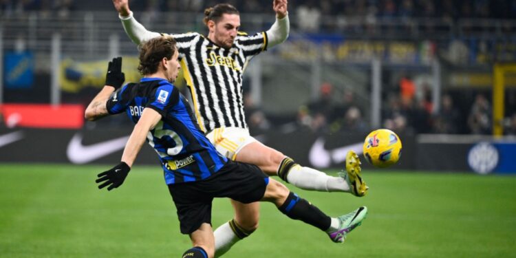 Nicollò Barella, da Inter de Milão, e Adrien Rabiot, da Juventus, disputam a posse de bola em partida válida pela Serie A 2023/24