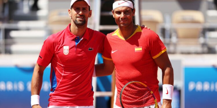 Novak Djokovic (esquerda) e Rafael Nadal (direita) posam para foto depois de se enfrentarem na Olimpíada de Paris 2024