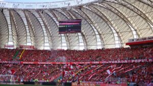 Foto da torcida do Internacional na arquibancada do Beira-rio, durante partida contra o Grêmio