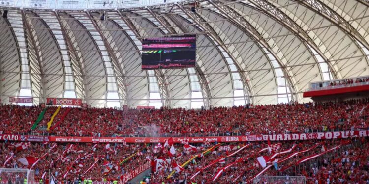 Foto da torcida do Internacional na arquibancada do Beira-rio, durante partida contra o Grêmio