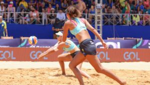 Duda e Ana Patrícia durante partida contra Vic Thamela, na final do 8º Circuito de Vôlei de Praia