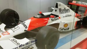 Modelo do McLaren MP4/5B em exibição no Instituto Ayrton Senna
