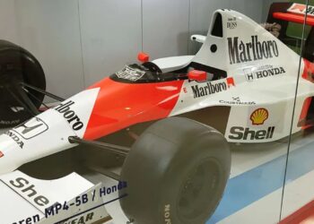 Modelo do McLaren MP4/5B em exibição no Instituto Ayrton Senna