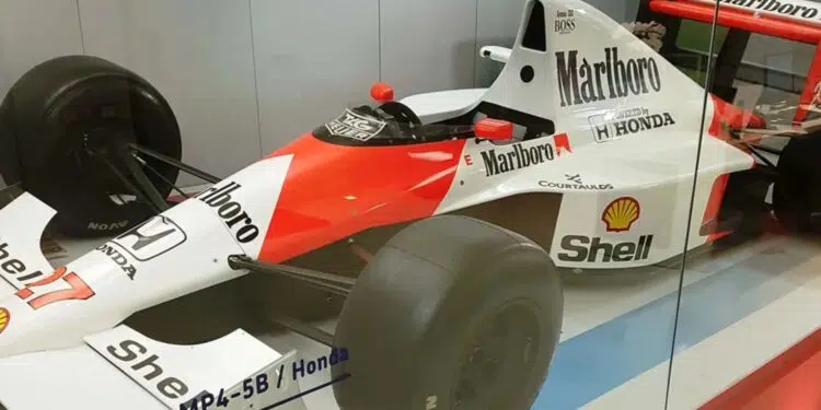 Modelo do McLaren MP4/5B em exibição no Instituto Ayrton Senna