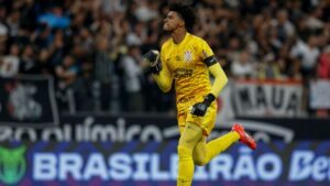 Hugo Souza, goleiro do Corinthians, vibra com o primeiro gol marcado contra o Internacional