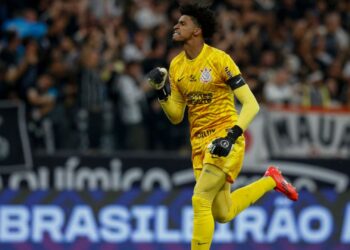 Hugo Souza, goleiro do Corinthians, vibra com o primeiro gol marcado contra o Internacional