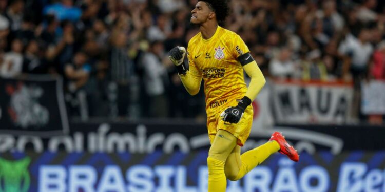 Hugo Souza, goleiro do Corinthians, vibra com o primeiro gol marcado contra o Internacional